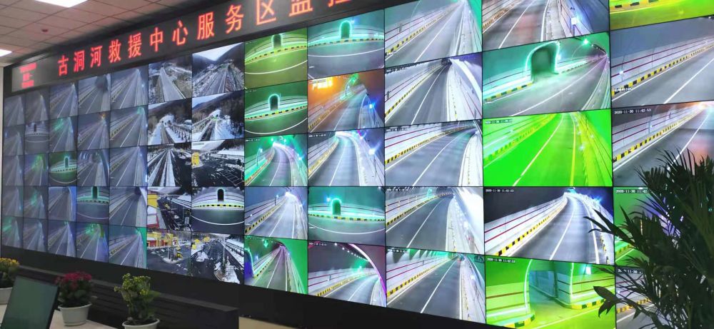 科维交通工程技术部对龙蒲高速古洞河隧道救援中心监控大厅进行调试