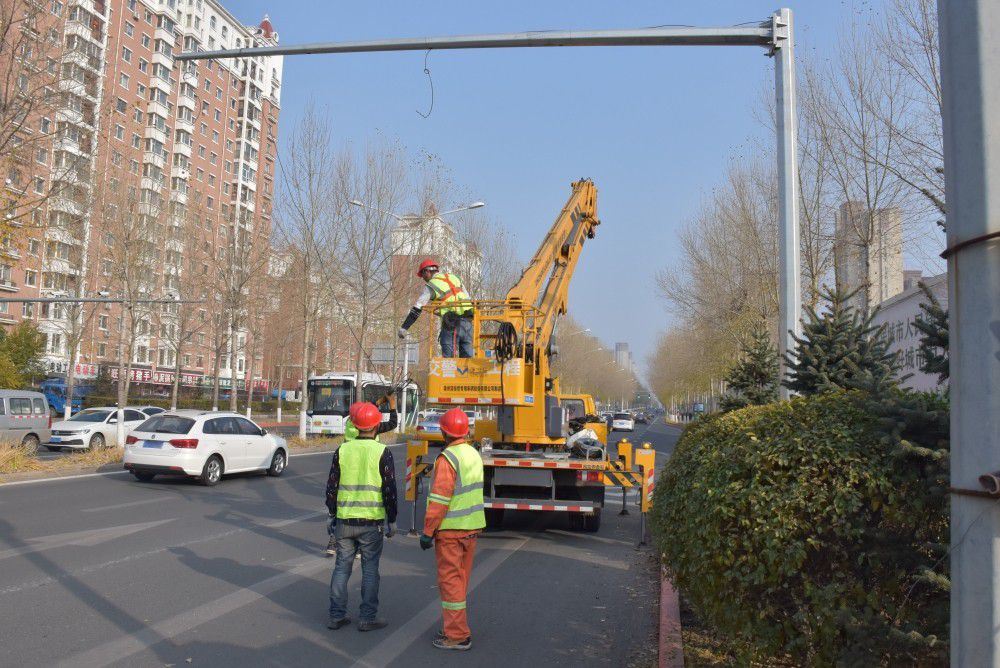科维交通工程技术部组织实施交警信号灯改造项目